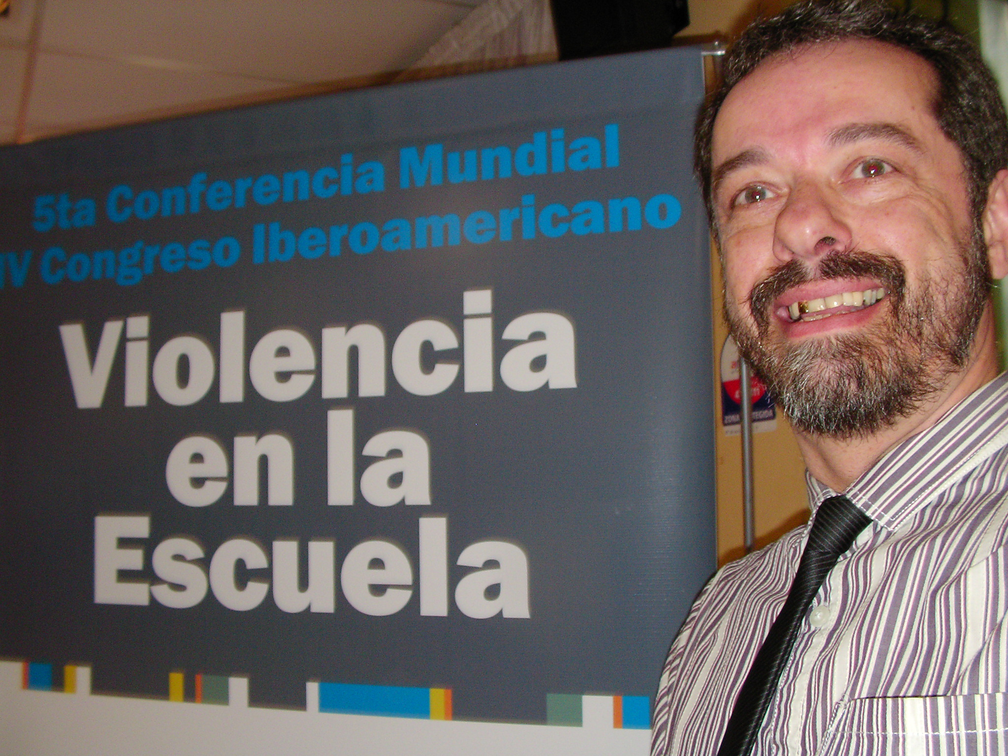 Andy beside a Violencia en la Escuela conference display